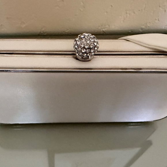 Glint — White Bow Clutch — Great Condition - Picture 3 of 6